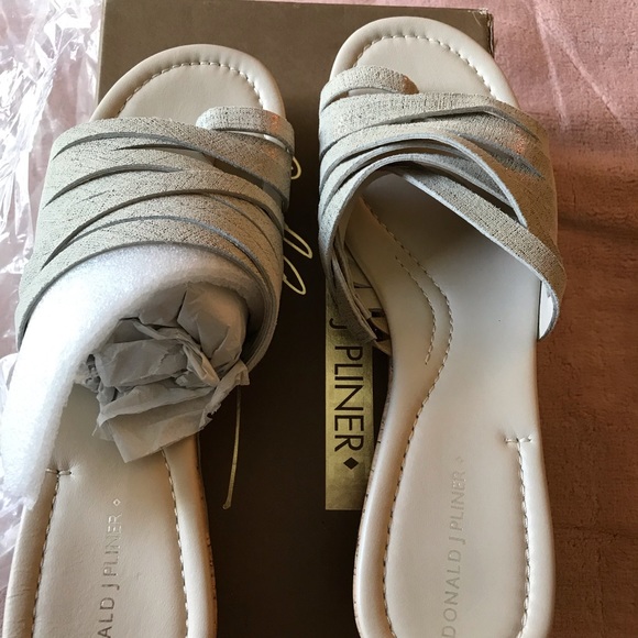 Donald Pliner - Picture 4 of 10